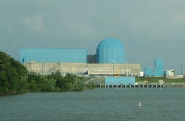 Clinton power station, near Clinton, Illinois. Photo by Dual Freq. CC BY-SA 3.0 unported. Wikimedia Commons. 