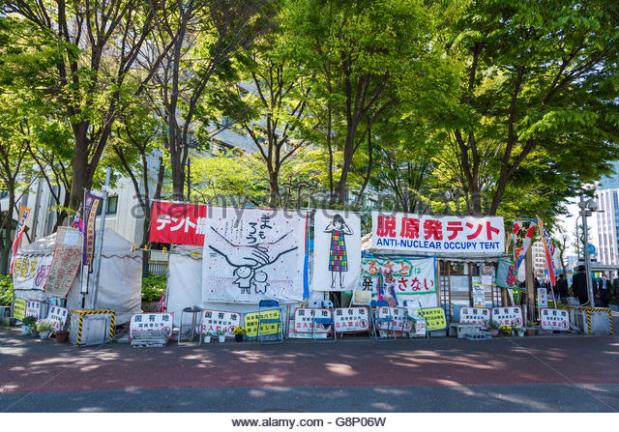 anti-nuclear-occupy-tent-in-front-of-ministry-of-economy-trade-and-g8p06w.jpg