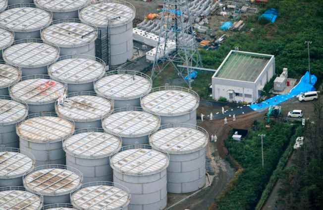 Fukushima_Storage_Tanks-2013-08-21.jpg
