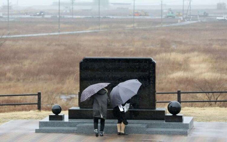 JP-couple-prays-fukushima